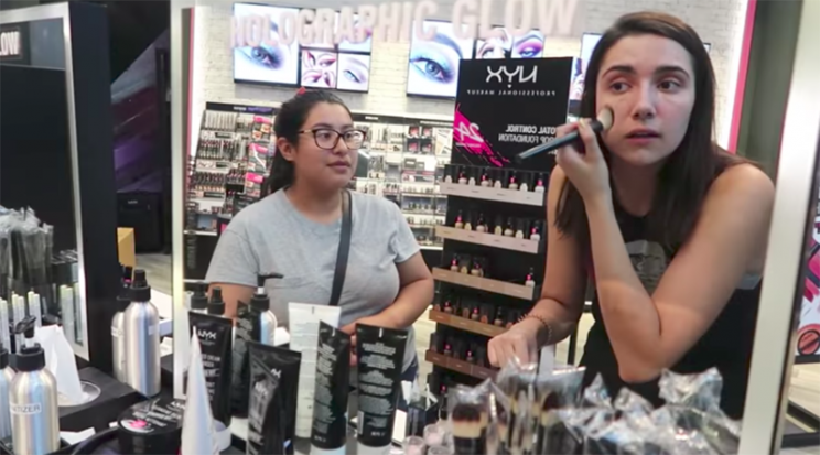 This YouTuber let strangers pick out her makeup. (Photo: Youtube/Safiya Nygaard)