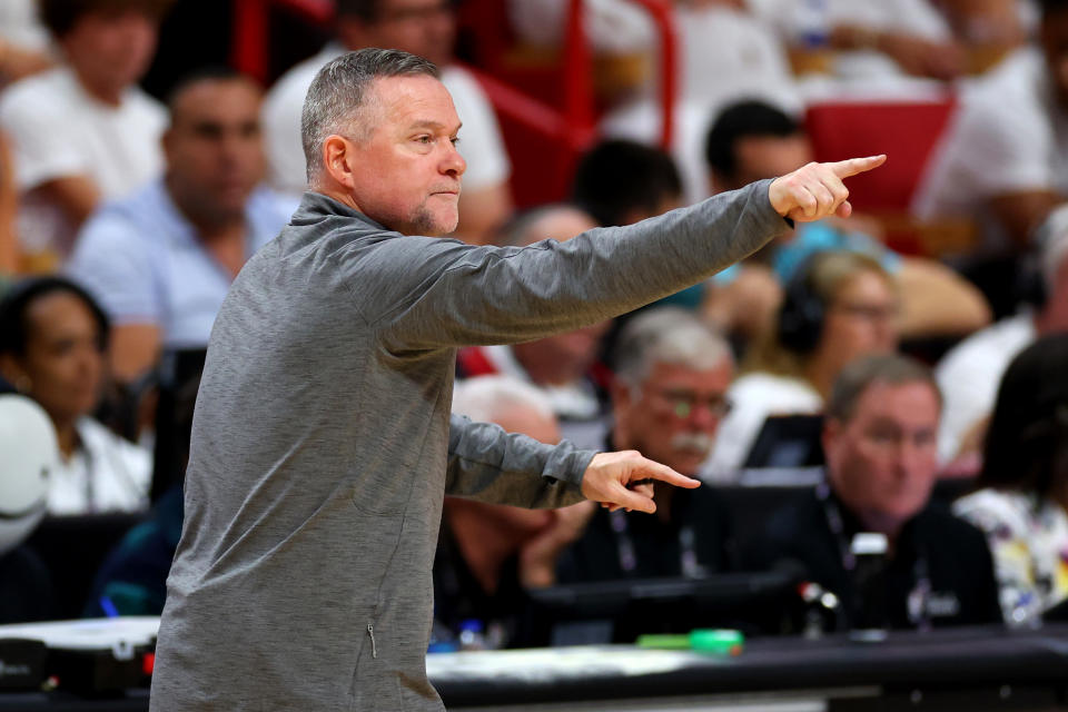 Pelatih kepala Denver Nuggets, Michael Malone, memperhatikan kuarter keempat kemenangan timnya di Game 4 melawan Miami Heat di Final NBA.  (Mike Ehrmann/Getty Images)