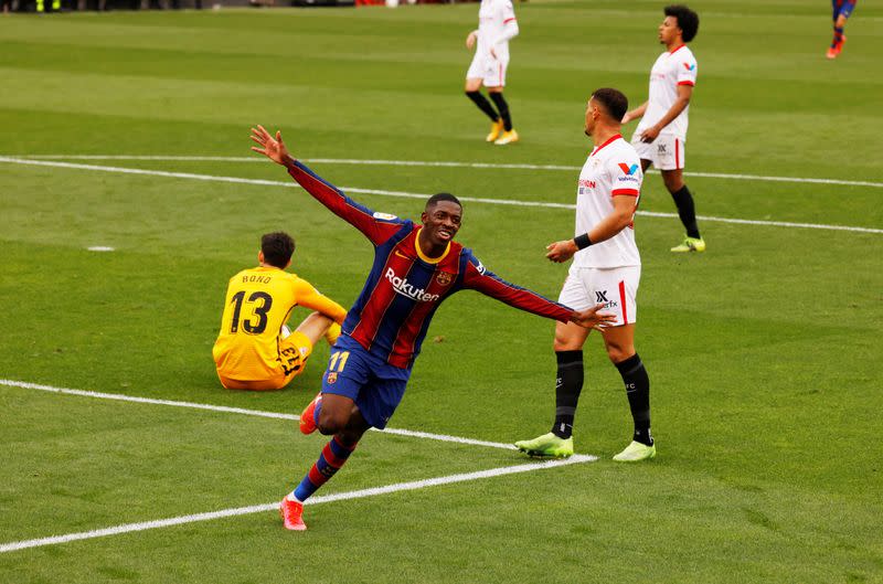 Ousmane Dembélé celebra tras anotar un gol en el triunfo del FC Barcelona 2-0 en su visita al Sevilla por la Liga española de fútbol, en el estadio Ramón Sánchez-Pizjuán, en Sevilla, España