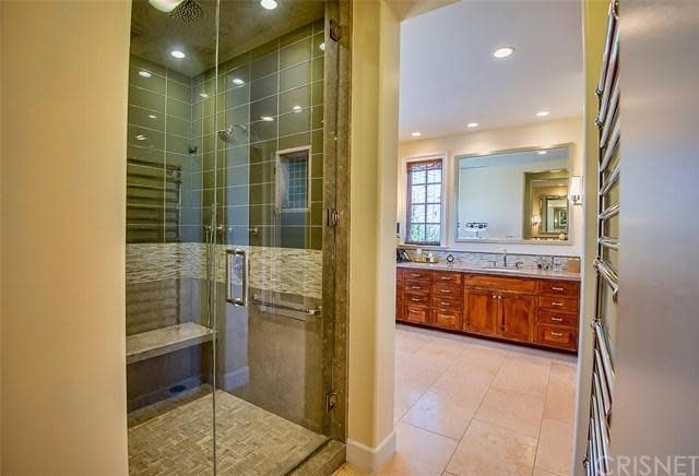 <p>There’s also a glass-door shower. (Trulia) </p>