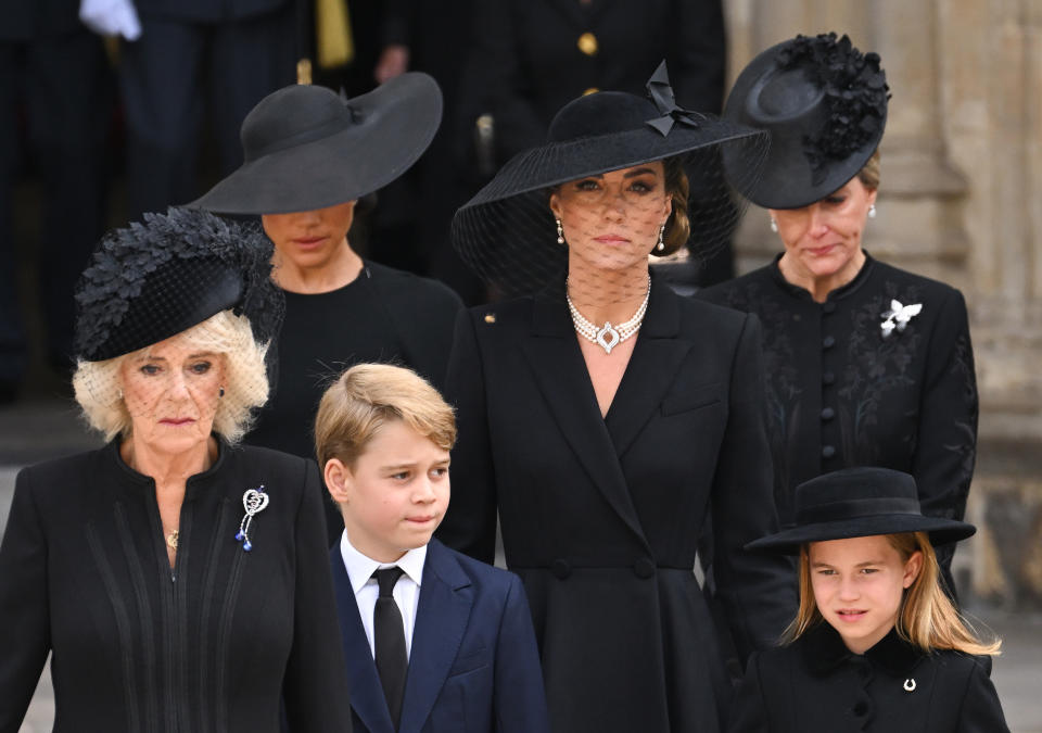(izquierda-derecha) Camilla, la reina consorte, Meghan, duquesa Sussex, príncipe George, princesa Charlotte y princesa Kate, príncipes de Gales 2022 (Photo by Karwai Tang/WireImage)