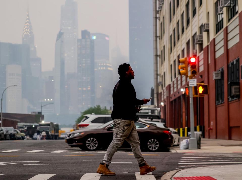 Un hombre camina en medio del aire contaminado en la ciudad de Nueva York, Estados Unidos (Agencia Anadolu vía Getty Images)
