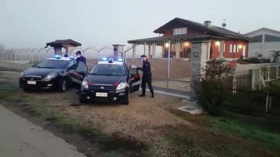 Foto Ufficio Stampa Carabinieri/LaPresse09-11-2020   - Carignano - Torino Cronaca Carignano, all\'interno di una villetta privata, il proprietario 40enne ha esploso alcuni colpi d\'arma da fuoco, legalmente detenuta, all\'indirizzo della mogli, dei due figli minori e del cane sparandosi subito dopo alla testa. La donna &#xe8; stata rinvenuta cadavere dai carabinieri che, allertati dai vicini, hanno sfondato la porta, mentre i 2 figli, due gemellini, sono stati trasportati d\'urgenza al Regina Elena del capoluogo piemontese in gravissime condizioni. L\'omicida nonostante la pronta assistenza medica del 118 &#xe8; morto dopo poco. Sul posto i carabinieri per i rilievi scientifici DISTRIBUTION FREE OF CHARGE - NOT FOR SALE