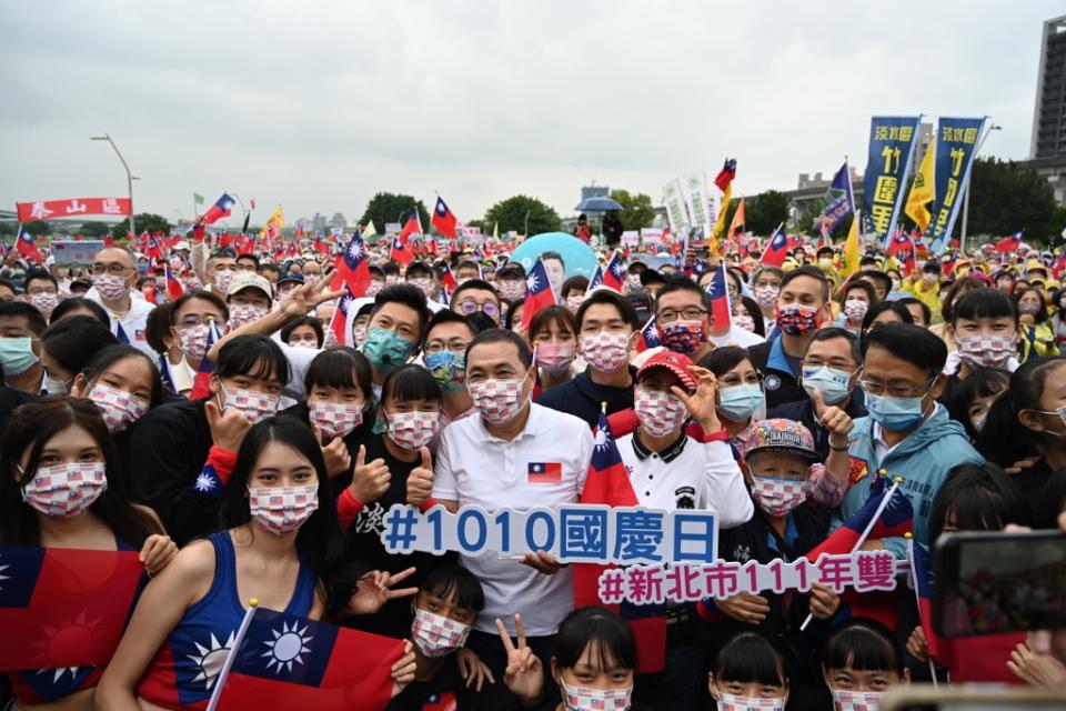 《圖說》市長侯友宜與參加國慶升旗典禮民眾合影。〈民政局提供〉