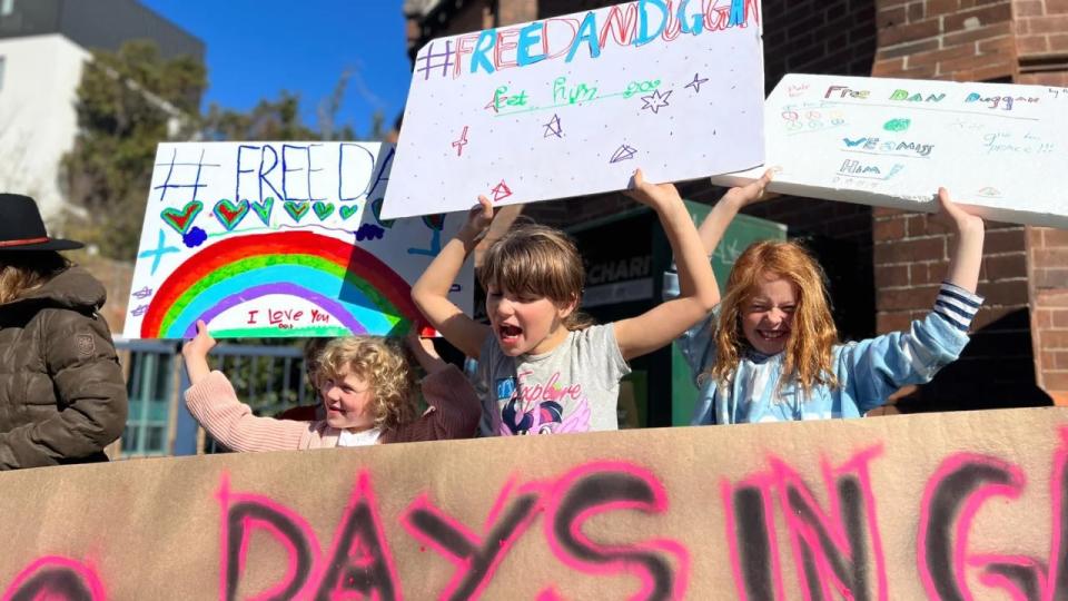 Los hijos de Daniel Duggan se unieron a los manifestantes el domingo 23 de julio de 2023 para pedir la liberación de su padre. (Crédito: Paul Devitt/CNN)