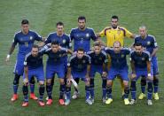 Argentina's team poses for pictures before the start of their 2014 World Cup final against Germany at the Maracana stadium in Rio de Janeiro July 13, 2014. REUTERS/David Gray (BRAZIL - Tags: SOCCER SPORT WORLD CUP)