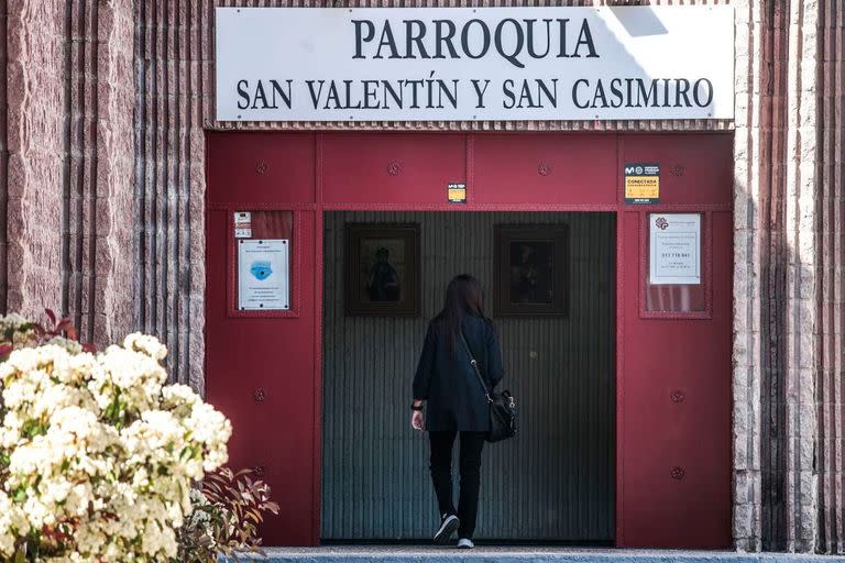 Natalia, la mujer que ha denunciado abusos en su infancia en Argentina, entrando en la iglesia de Vicálvaro, Madrid, donde ha encontrado al cura que acusa, 40 años después