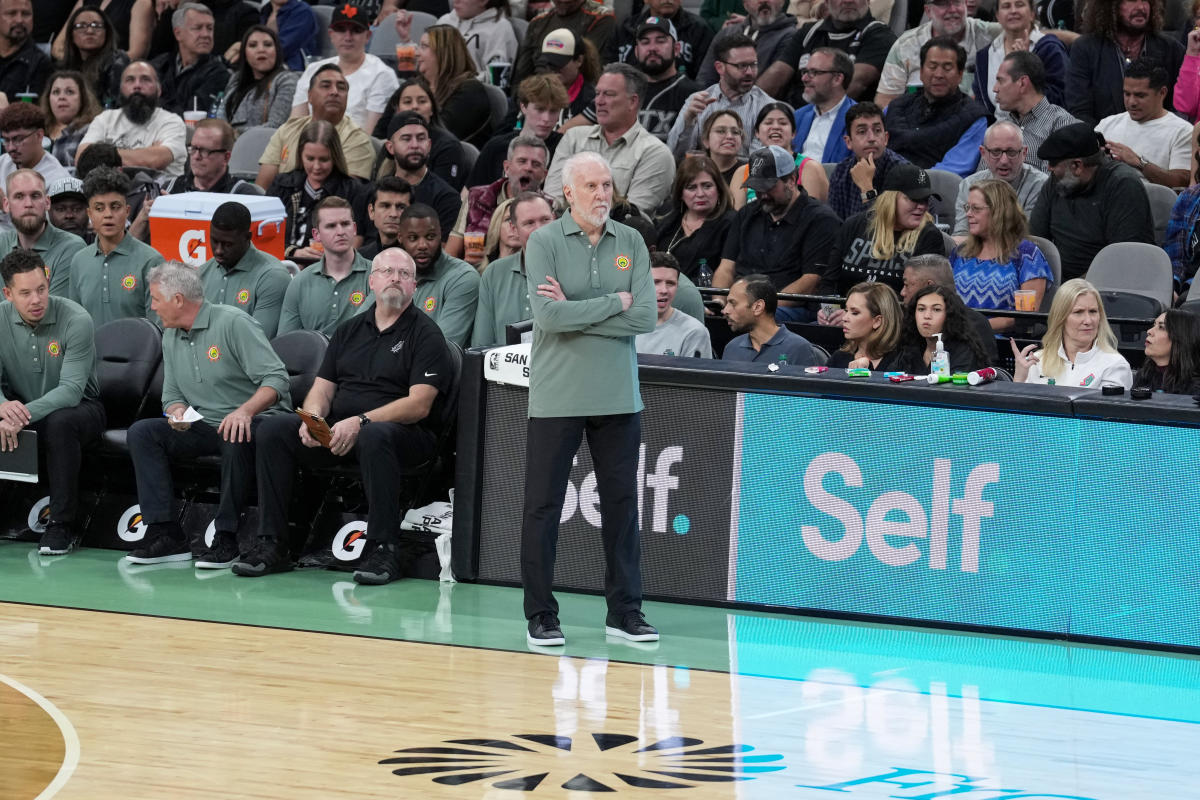 Gregg Popovich pega o microfone da arena e implora aos fãs do Spurs que parem de vaiar Kawhi Leonard no meio do jogo