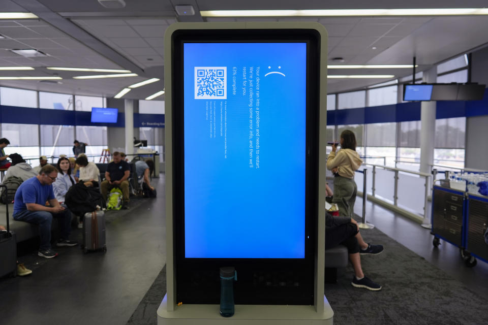 Una pantalla para información falla cerca de la zona de abordaje de United Airlines, en el Aeropuerto Internacional O'Hare, en Chicago, el viernes 19 de julio de 2024. (AP Foto/Carolyn Kaster)