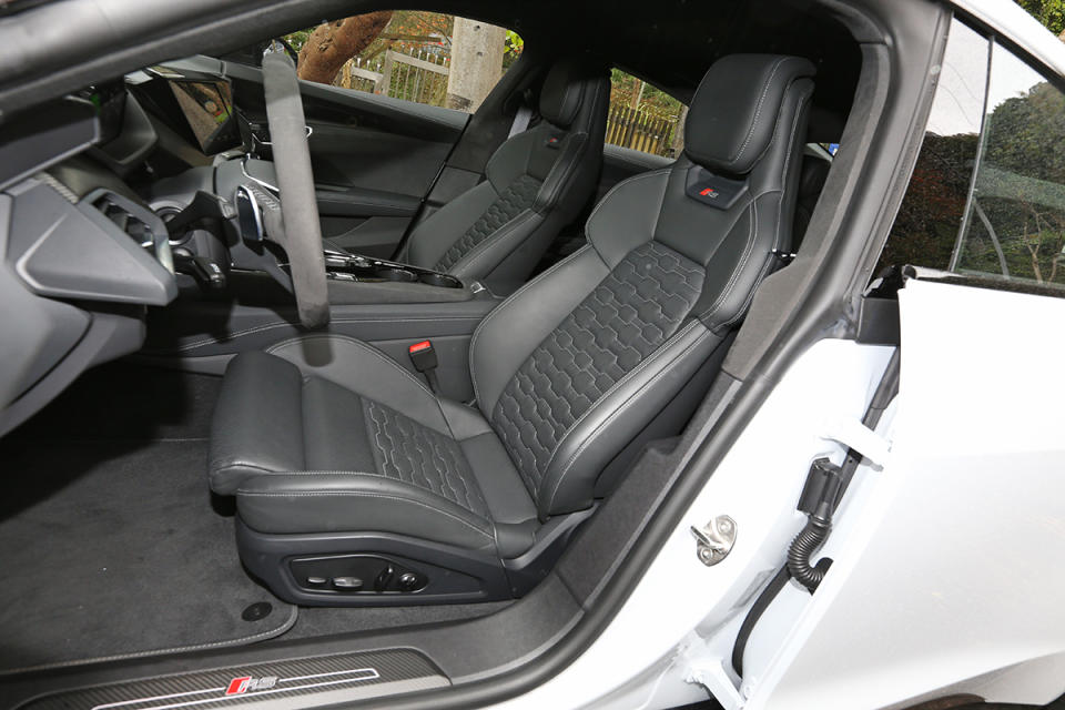 雙前座真皮跑車座椅帶有RS徽飾與蜂巢格紋縫線裝飾，兼具造型質感、舒適乘坐與包覆性需求。