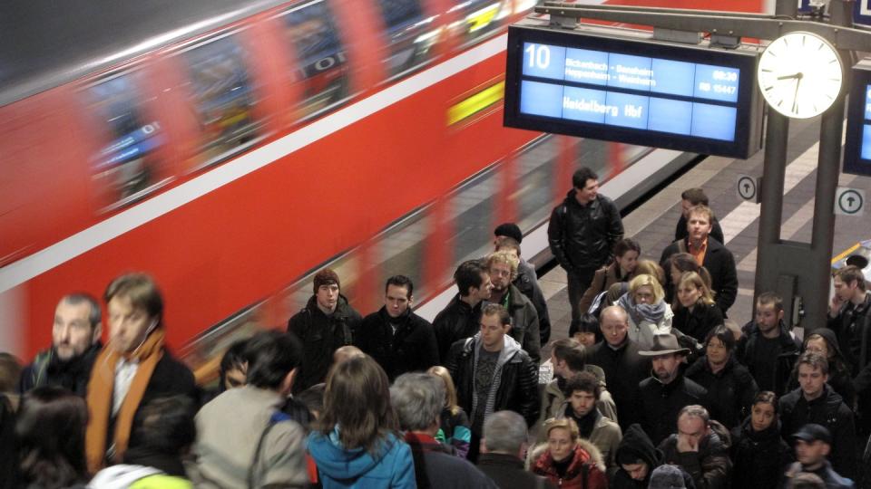 Pendler am Hauptbahnhof von Darmstadt auf dem Weg zur Arbeit.