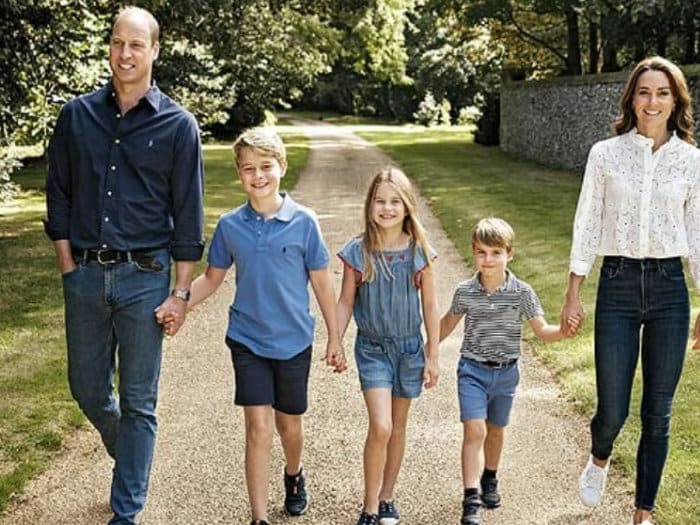 Los príncipes de Gales con sus tres hijos 