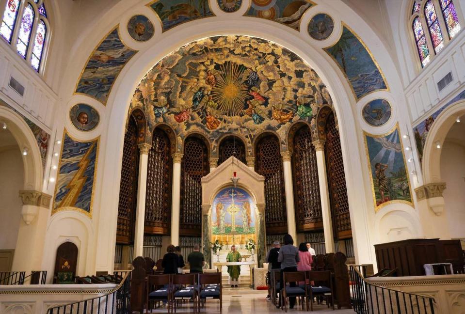 Interior de la histórica Trinity Cathedral de Miami, que fue construida en la década de 1920.