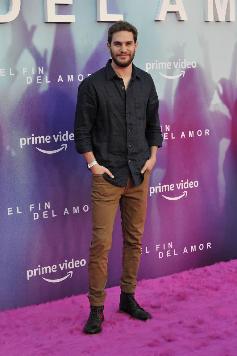 Matías Mayer, muy sonriente en su paso por la alfombra roja