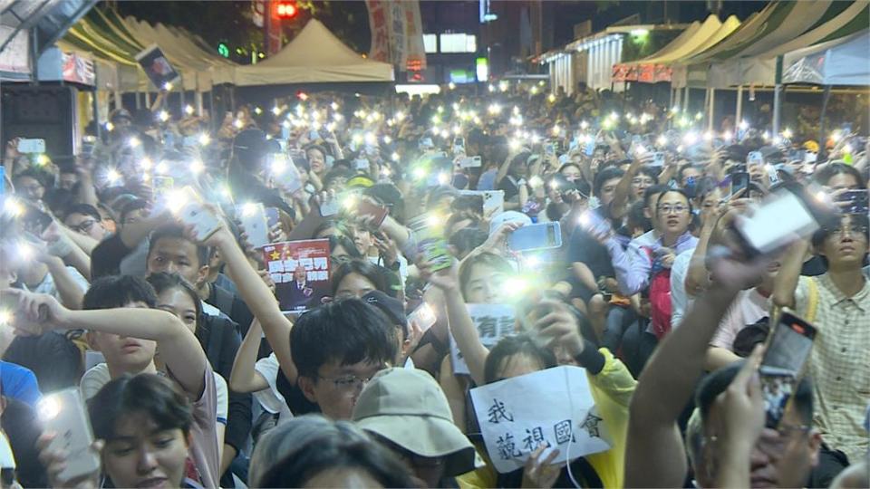 深夜大雨澆不熄怒火　3萬人包圍立法院反對藍白黑箱