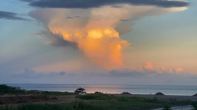 台東市靠近海邊上空22日傍晚出現幻麗「炸彈雲」，民眾用相機捕捉畫面放在網路分享。台東氣象站表示，這像蕈菇狀的雲叫「砧狀雲」要在不穩定的環境和氣流下才會產生。（中央社）
