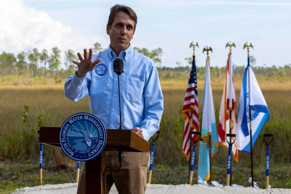 El director ejecutivo del Distrito de Administración del Agua del Sur de la Florida, Drew Bartlett, habla durante una rueda de prensa para anunciar el Proyecto de Mejora del Caudal de Taylor Slough. Habló en el Centro de Visitantes Ernest F. Coe del Parque Nacional de los Everglades el jueves 26 de enero de 2023. El objetivo del Proyecto de Mejora del Caudal de Taylor Slough es reducir los impedimentos y bloqueos del caudal de agua dulce hacia Taylor Slough, causados por la Old Ingraham Highway.