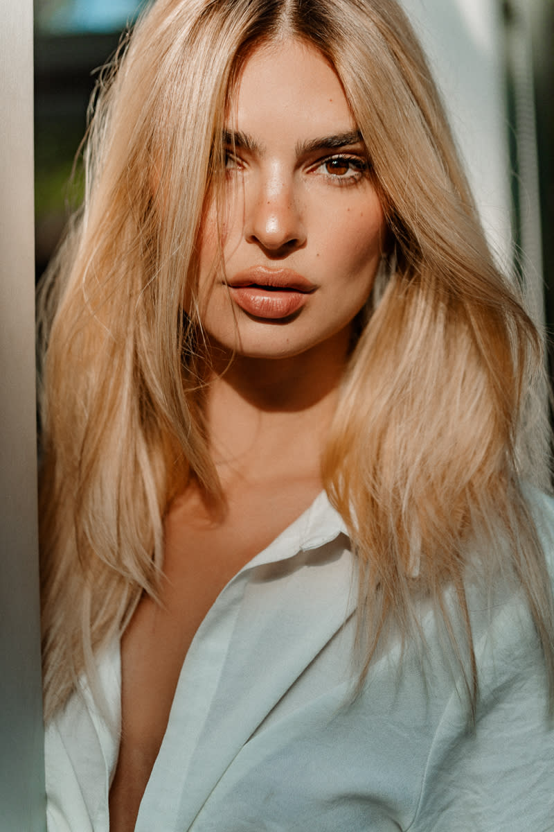 Emily Ratajkowski goes blonde