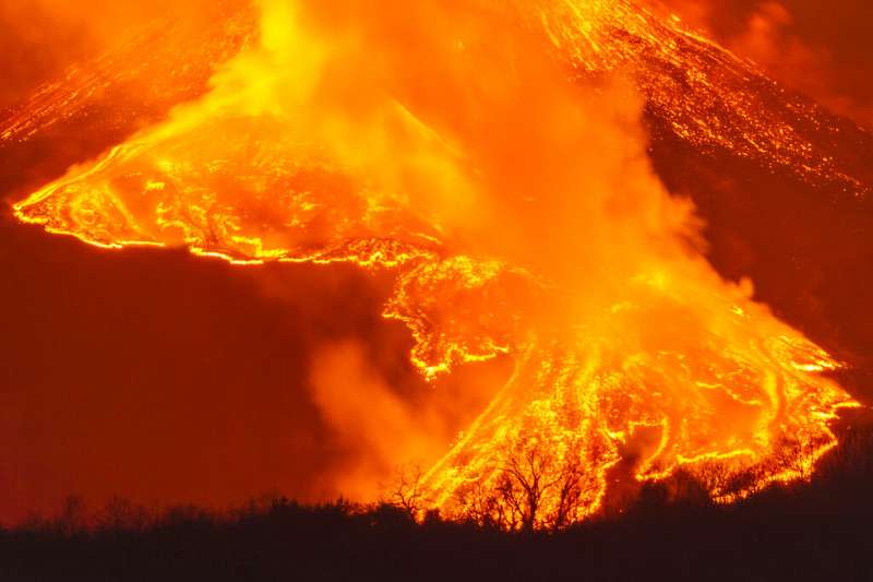 義大利西西里埃特納火山頻繁噴發，景象壯觀。（美聯社）