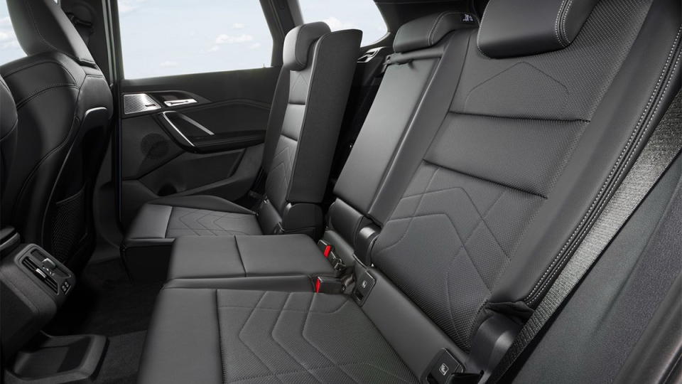 圖／2023 BMW iX1 xDrive30 xLine座椅以Sensatec透氣皮質儀錶檯包覆，不僅提供絕佳坐感，更堆砌出專屬的精緻風格。