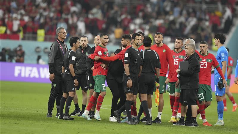 摩洛哥球員不滿吹判尺度，賽後直接包圍卡達籍主審理論。（圖／美聯社／達志影像）