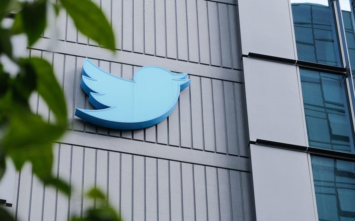 Twitter macht endgültig Schluss mit dem blauen Haken - es sei denn, Nutzer zahlen dafür. (Bild: 2022 Getty Images/David Odisho)