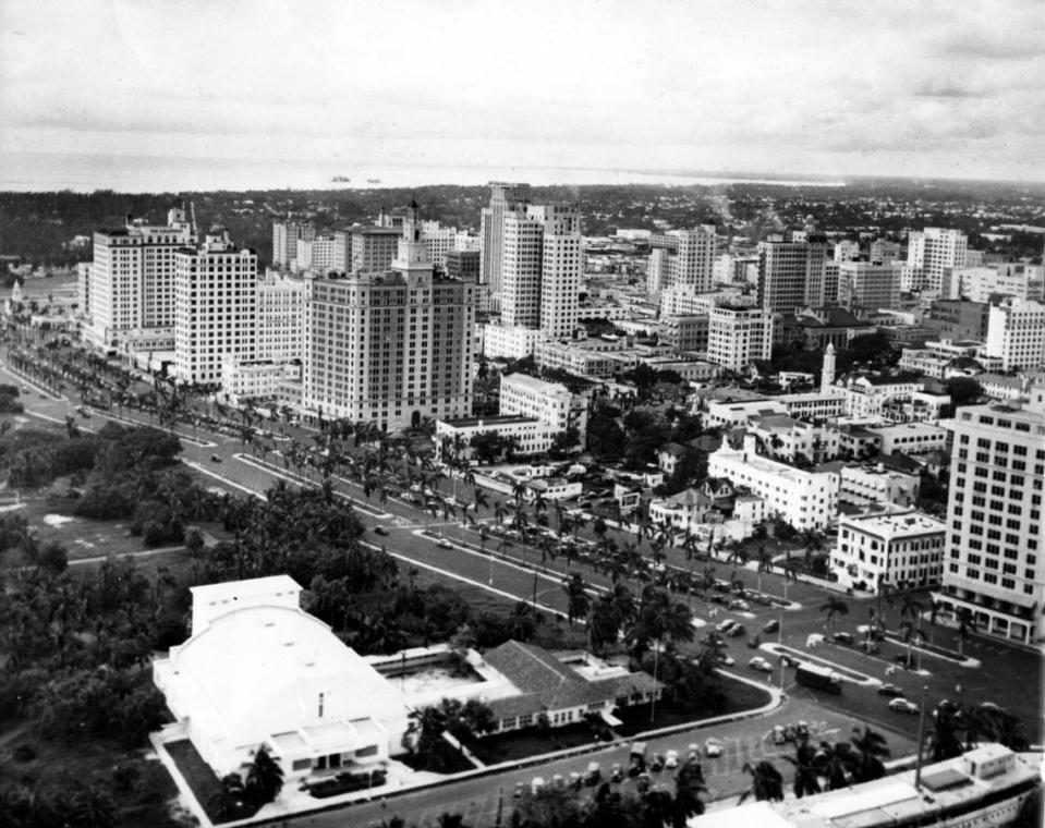 Una fotografía aérea de julio de 1946 muestra Biscayne Boulevard mirando hacia el sur desde la armería de Bayfront Park, abajo a la izquierda. Los hoteles Everglades, Miami Colonial, Columbus y McAllister están agrupados a la izquierda en la foto.