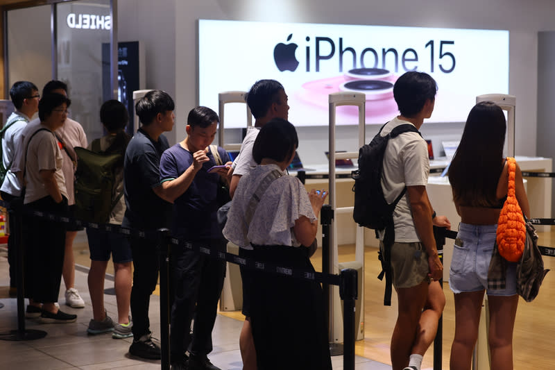 蘋果iPhone 15開賣  民眾排隊等購機 蘋果iPhone 15系列新機22日在台開賣，台北三創園區 一間Apple專賣店外上午就有不少排隊等待購機的民 眾。 中央社記者王騰毅攝  112年9月22日