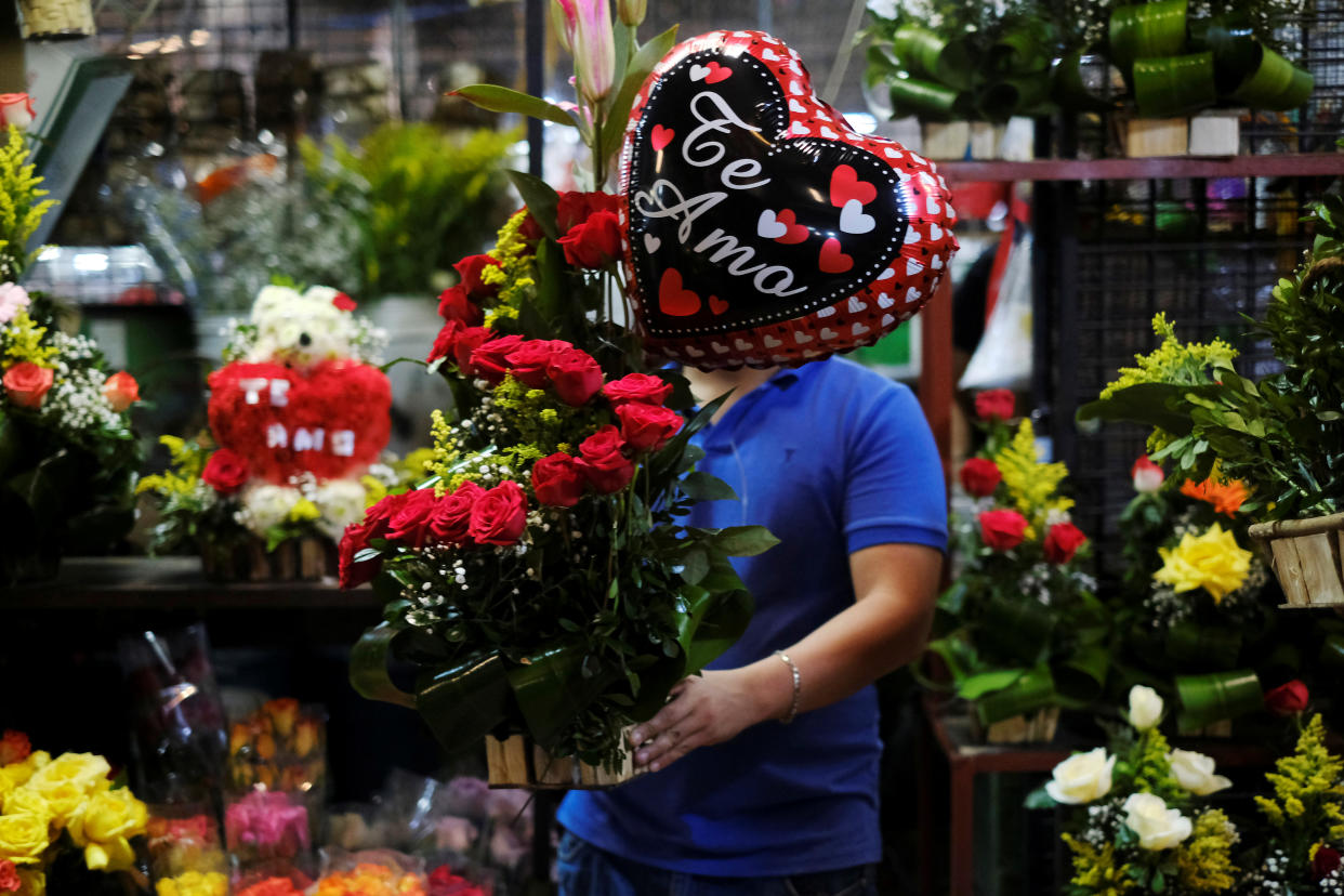 El 14 febrero se ha convertido en un pretexto para ejercer presión social en busca de una relación. (REUTERS/Jose Cabezas)