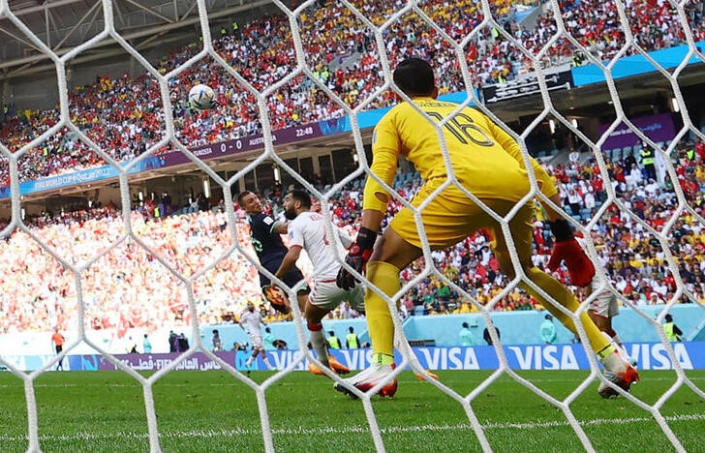 Foto del sábado del futbolista de Australia Mitchell Duke marcando ante Túnez