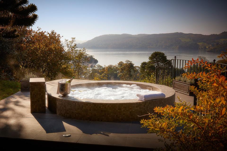 Romantic breaks UK with hot tubs - romantic weekend breaks with hot tub