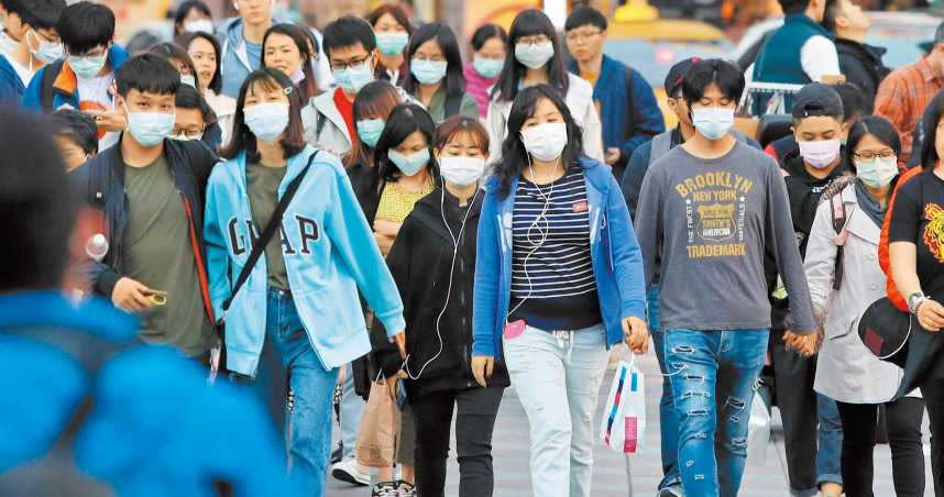 對抗新冠肺炎已是全民運動，台灣民眾走在路上戴的口罩，背後是由國內廠商們通力合作達成。（圖／報系資料照片）