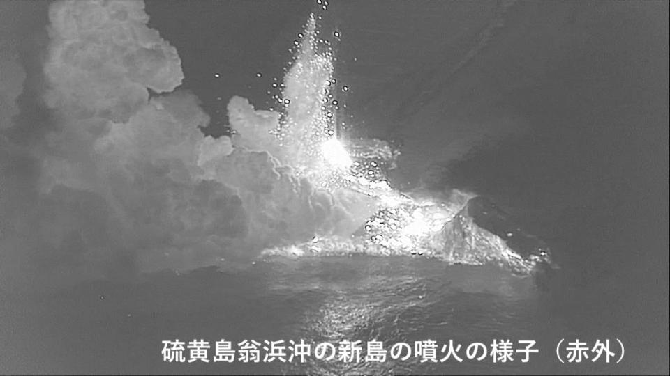 位於硫磺島外海，日本「最年輕島嶼」目前仍有劇烈的火山噴發與熔岩影響。（圖／翻攝自推特@JCG_koho）