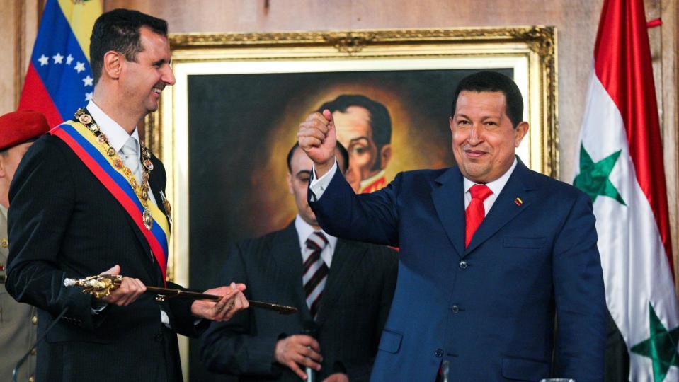 Bashar al Asad al recibir de manos de Chávez una réplica de la espada de Bolívar en 2010.