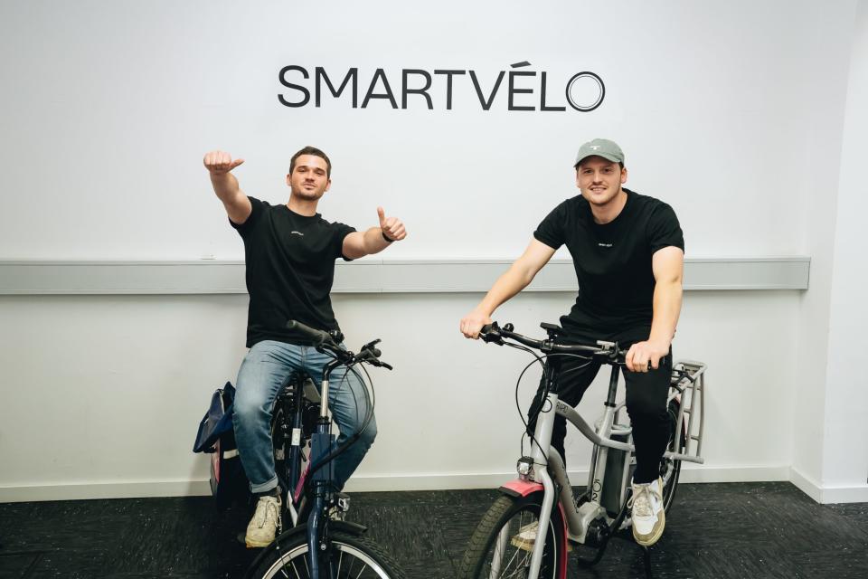 Der Akku macht den Unterschied: Die Kölner Henry Horn (l.) und Konrad Essers haben robuste E-Bikes entwickelt, die der intensiven Nutzung durch Lieferdienste standhalten.  - Copyright: Maurice Schmittem - IMAGE YOU