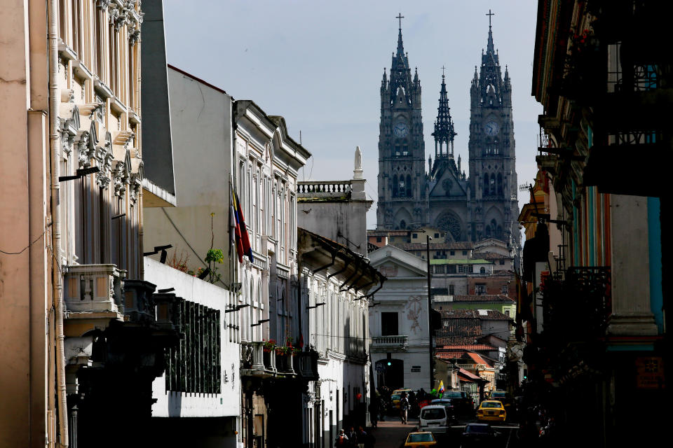 <p>Vista de la Basílica del Voto Nacional, hoy, jueves 16 de noviembre de 2017, en Quito (Ecuador). Quito, ese “edén de maravillas, poblado de mil versos y canciones”, como reza una tradicional canción en honor a la capital ecuatoriana, acuna en su seno un centro colonial vivo y dinámico, que ha sumado un nuevo reconocimiento internacional, esta vez por la conservación de su patrimonio cultural. EFE/José Jácome </p>