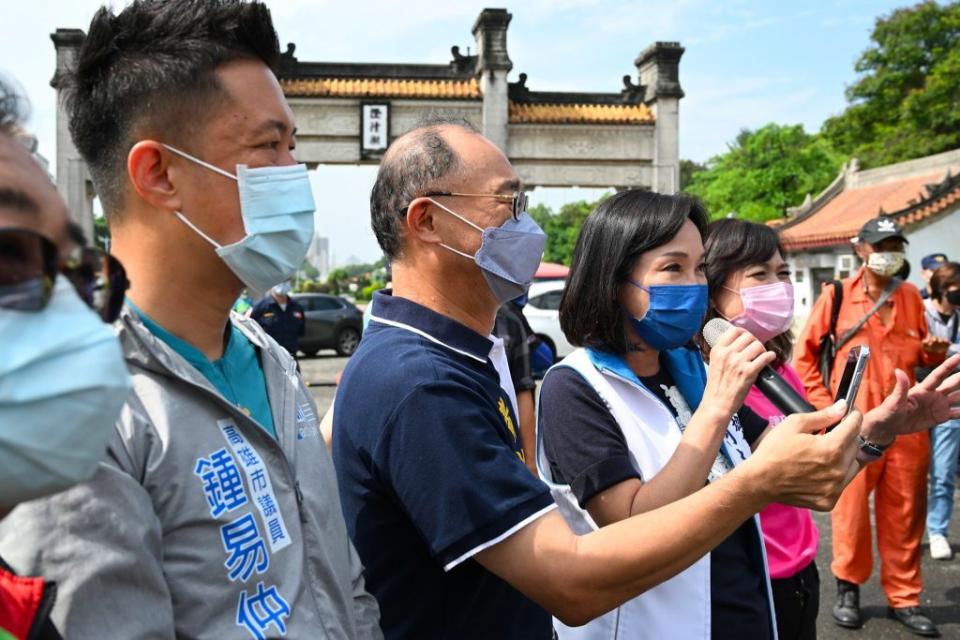 國民黨高雄市長候選人柯志恩在澄清湖參加視障者健行烤肉活動，柯志恩與參與活動的視障朋友打氣加油，熱情互動，場面溫馨。（記者吳文欽攝）