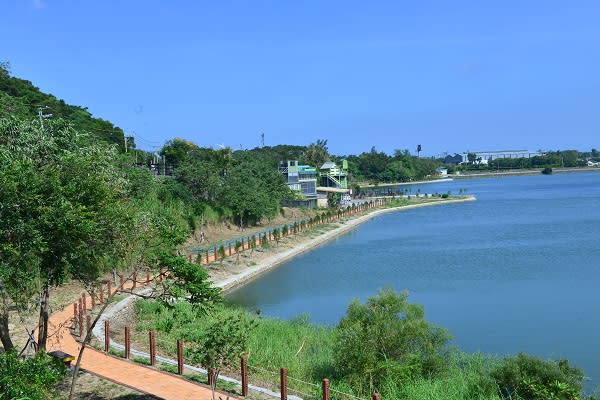 大潭歷經五年工程變身，風景如畫十分美麗。(圖 / 苗栗縣政府)