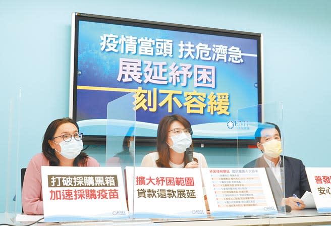 國民黨立法院黨團總召費鴻泰（右起）、書記長鄭麗文、首席副書記長陳玉珍等人26日呼籲政府擴大紓困範圍，讓民眾安心在家防疫。（姚志平攝）