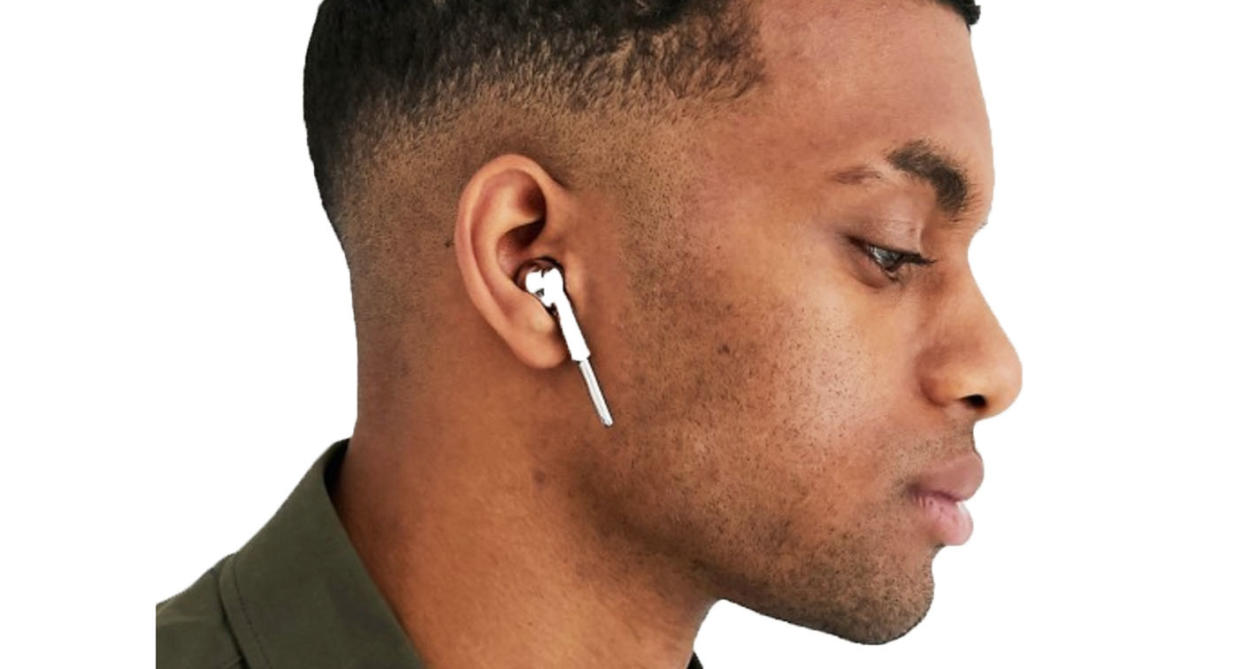 ASOS vend de faux écouteurs sans fil qui ressemblent aux AirPods d’Apple. [Photo: ASOS]