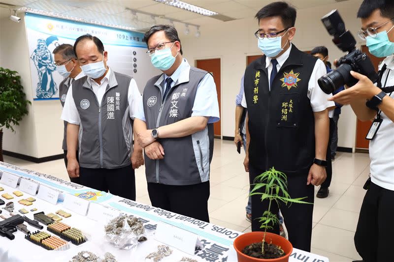  鄭文燦除爭取增加警察員額並編列預算支應相關人事費用外，對於提升執勤裝備、營造優質辦公環境、制度革新及鼓勵破案。（圖／桃園市政府警察局刑事警察大隊提供）