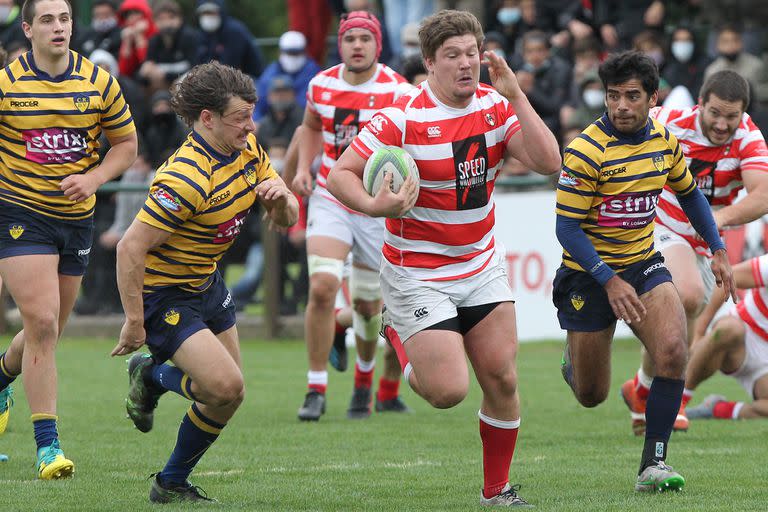 Tomar la pelota, correr y escuchar gritos de los hinchas: volvió el público a Alumni y el partido con Regatas fue, pese al escueto 18-17 por el Top 12, una fiesta de rugby en la cancha de la avenida Directorio.