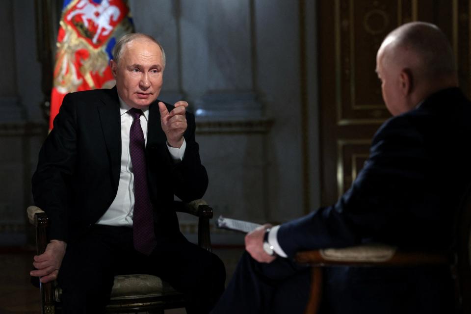 俄國總統普丁（左）3月12日接受俄國電視台專訪。路透社