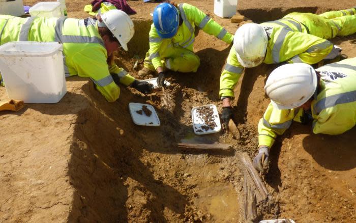 Archaeologists excavate the Offord Cluny 203645 burial. / Credit: MOLA Headland Infrastructure