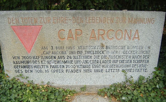 Monumento funerario en memoria a las víctimas del Cap Arcona en Kluetz, Alemania (imagen vía Wikimedia commons)