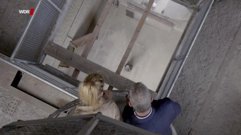 In Bochum testet Anke Engelke mit einem Psychologen gleich ihre Höhenangst im Kirchturm.