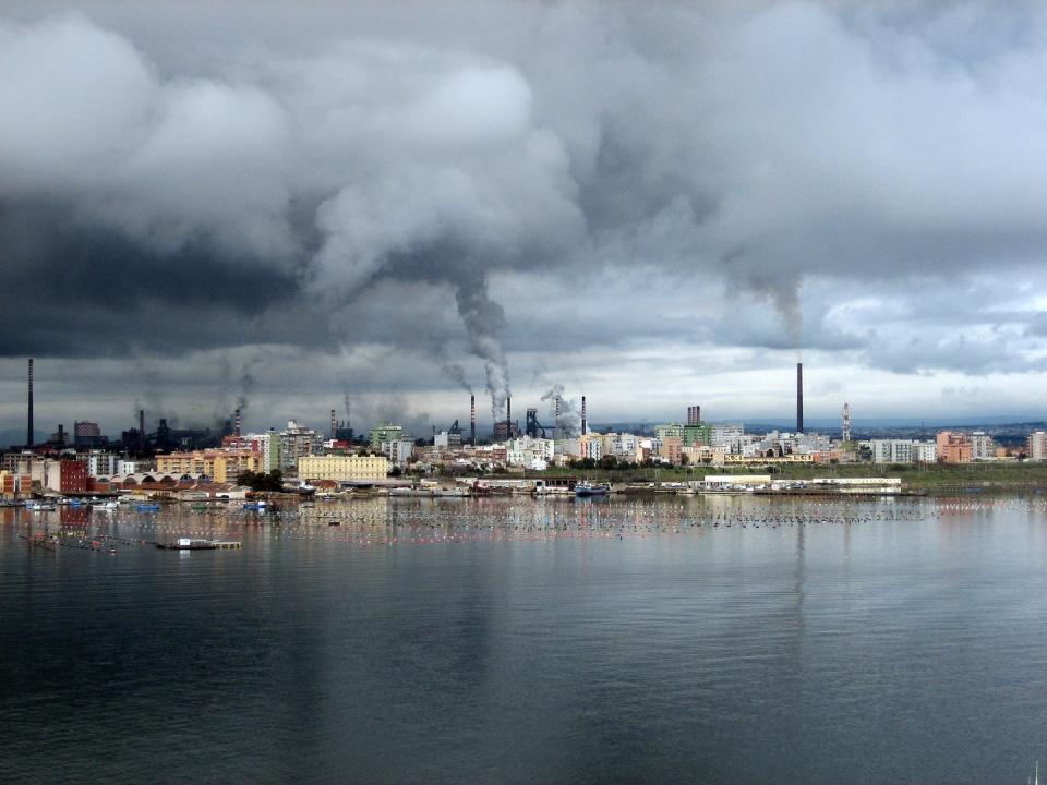 Acería de ILVA en Tarento, Italia, fotografiada en 2007. <a href="https://commons.wikimedia.org/wiki/File:ILVA_-_Unit%C3%A0_produttiva_di_Taranto_-_Italy_-_25_Dec._2007.jpg" rel="nofollow noopener" target="_blank" data-ylk="slk:Wikimedia Commons / mafe de baggis;elm:context_link;itc:0;sec:content-canvas" class="link ">Wikimedia Commons / mafe de baggis</a>, <a href="http://creativecommons.org/licenses/by-sa/4.0/" rel="nofollow noopener" target="_blank" data-ylk="slk:CC BY-SA;elm:context_link;itc:0;sec:content-canvas" class="link ">CC BY-SA</a>