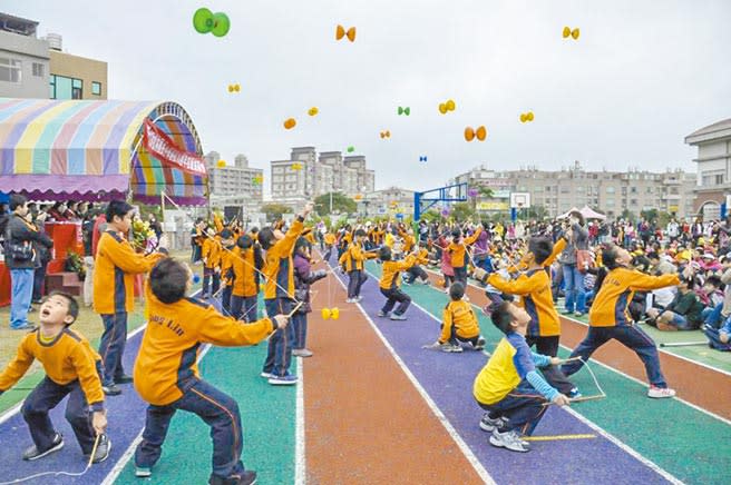 松林國小學生爆增到55班，竹縣府教育處提出校內操場旁興建校舍的方案一遭7成家長反對，暫停執行。（羅浚濱攝）