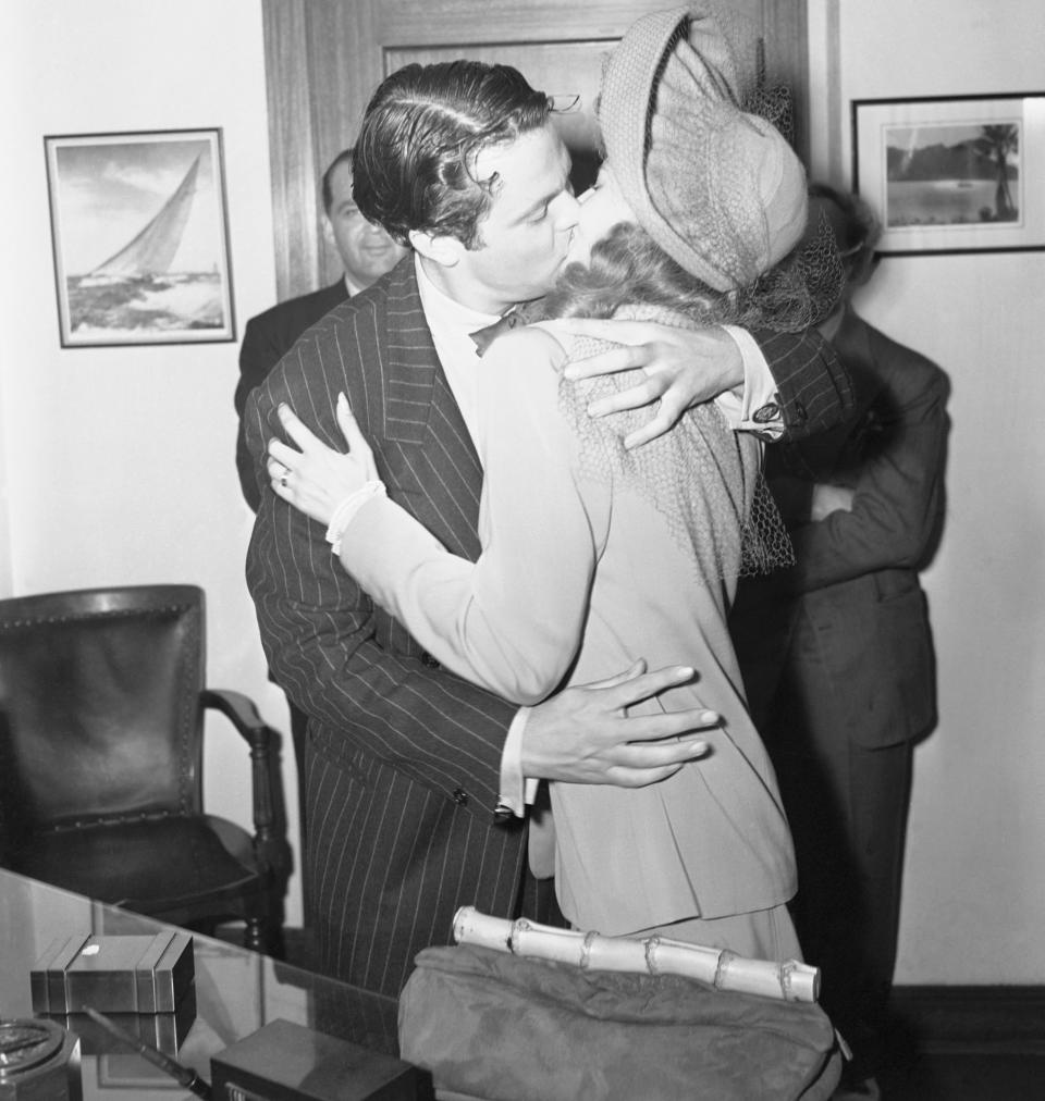 En mai 1942, Rita Hayworth divorce de son mari violent Edward C. Judson. Subjugué par la photo de l’actrice pour le magazine <em>Life</em>, Orson Welles se met en tête d’épouser "<em>la plus belle fille du monde</em>". Ce défi a tout d’un jeu. Le réalisateur de <em>Citizen Kane</em> aurait même fait un pari de 2000 dollars avec l’acteur Joseph Cotten sur sa réussite. Pourtant, il est le premier homme à aimer sincèrement la jeune femme. Le 7 septembre 1943, alors que celle-ci tourne <em>La Reine de Broadway</em>, elle profite d’une pause déjeuner pour échapper au courroux d’Harry Cohn et épouser le cinéaste. S’il a perdu son pari, Joseph Cotten a néanmoins le privilège d’être le témoin de leur union. <em>(Photo by Bettmann via Getty Images)</em>