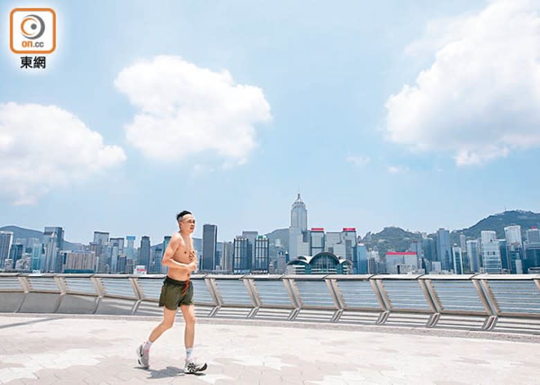 本港天文台連續多日發出酷熱天氣警告，市民戶外活動需小心。